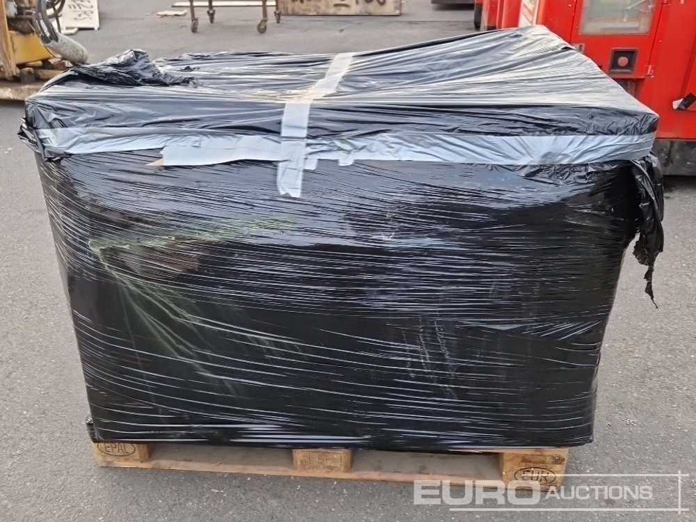 Pallet of Coat Hanger - معدات الانشاءات: صورة 2 Pallet of Coat Hanger - معدات الانشاءات: صورة 2