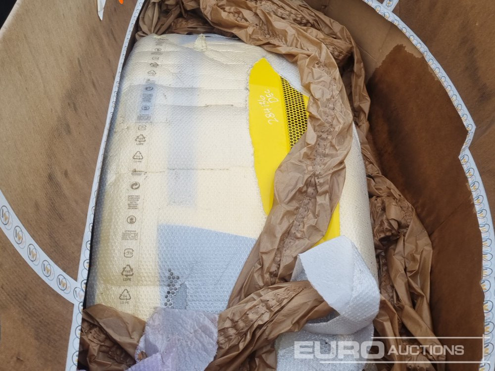 Unused Wacker Neuson Engine Cover - غطاء السيارة - آلات الإنشاء: صورة 5 Unused Wacker Neuson Engine Cover - غطاء السيارة - آلات الإنشاء: صورة 5