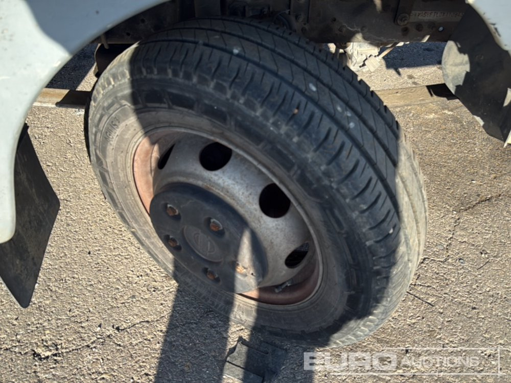 شاحنات مسطحة 1999 Nissan Cabstar: صورة 13 شاحنات مسطحة 1999 Nissan Cabstar: صورة 13