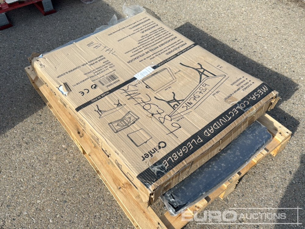 Pallet of Folding Table (2 of) - معدات الانشاءات: صورة 2 Pallet of Folding Table (2 of) - معدات الانشاءات: صورة 2