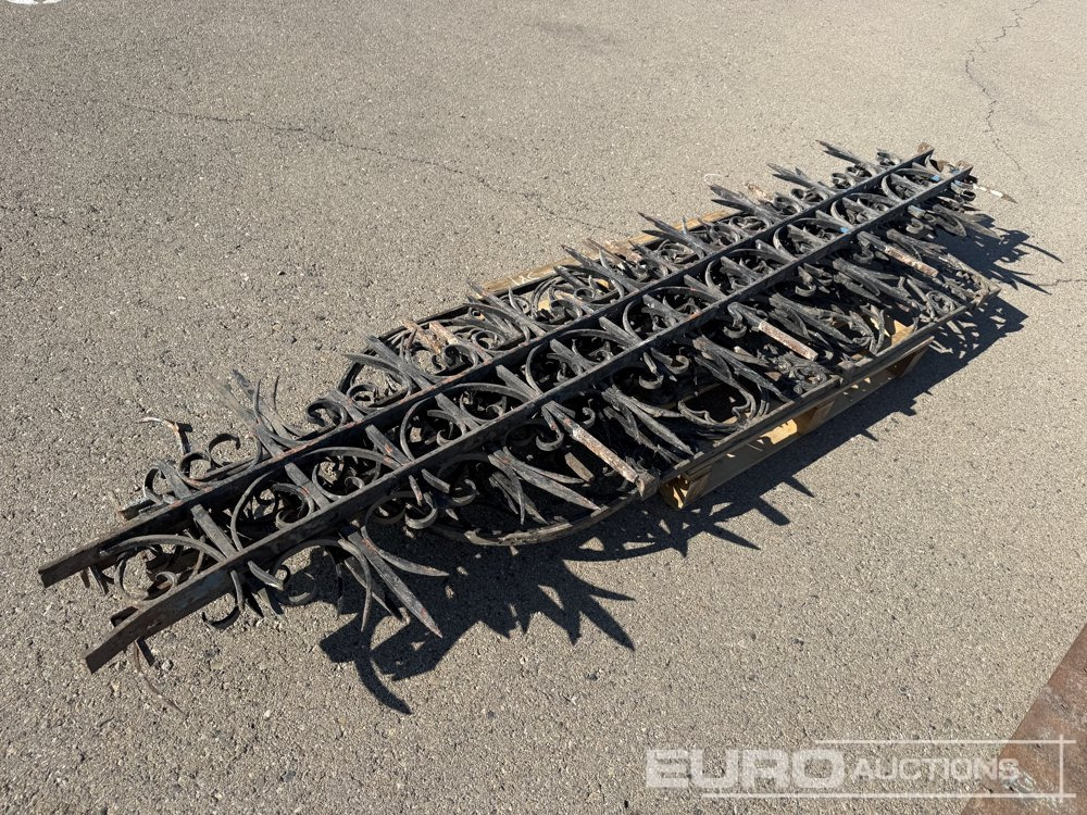 Pallet of Ornamental Iron Fences - معدات الانشاءات: صورة 1 Pallet of Ornamental Iron Fences - معدات الانشاءات: صورة 1