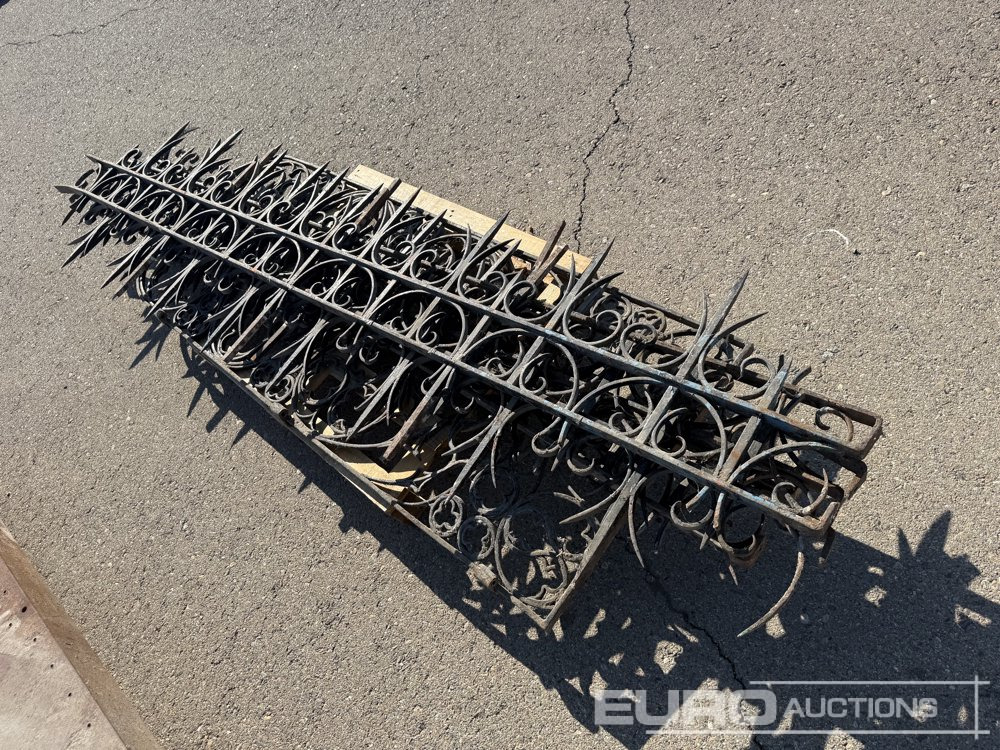 Pallet of Ornamental Iron Fences - معدات الانشاءات: صورة 3 Pallet of Ornamental Iron Fences - معدات الانشاءات: صورة 3
