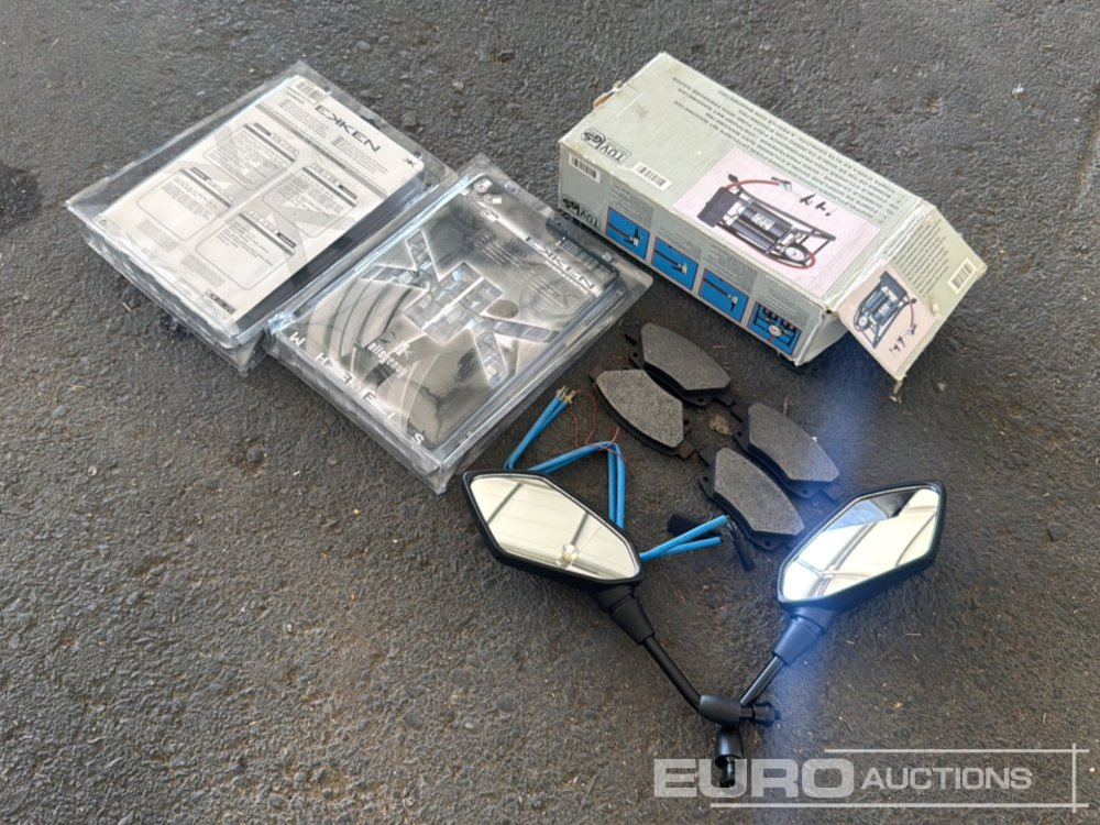 Set of Foot Pump, Brake Pads, Adjusting Taper Bolts (2 of), Motorbike Mirror - معدات الانشاءات: صورة 2 Set of Foot Pump, Brake Pads, Adjusting Taper Bolts (2 of), Motorbike Mirror - معدات الانشاءات: صورة 2