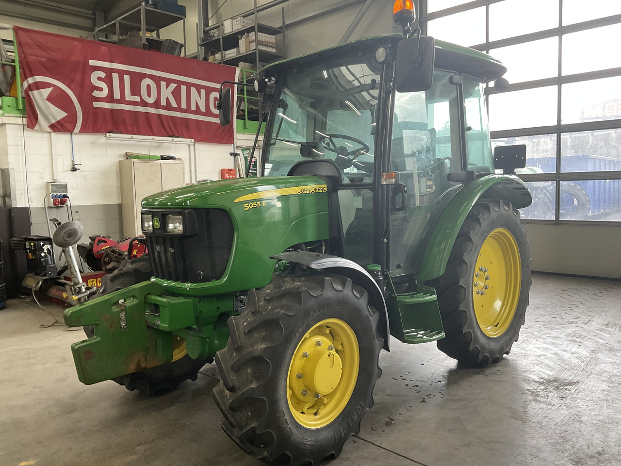 John Deere 5055 E - جرار: صورة 1 John Deere 5055 E - جرار: صورة 1