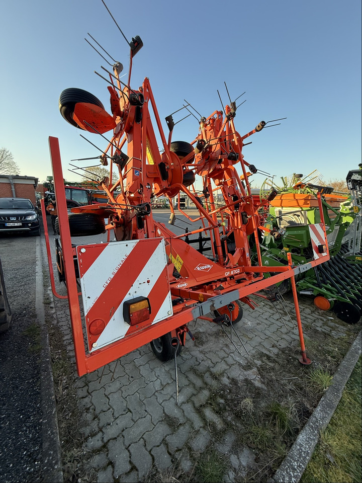 Kuhn Heuwender GF 8702 - نشارة الدريس/ شوكة جرف: صورة 4 Kuhn Heuwender GF 8702 - نشارة الدريس/ شوكة جرف: صورة 4