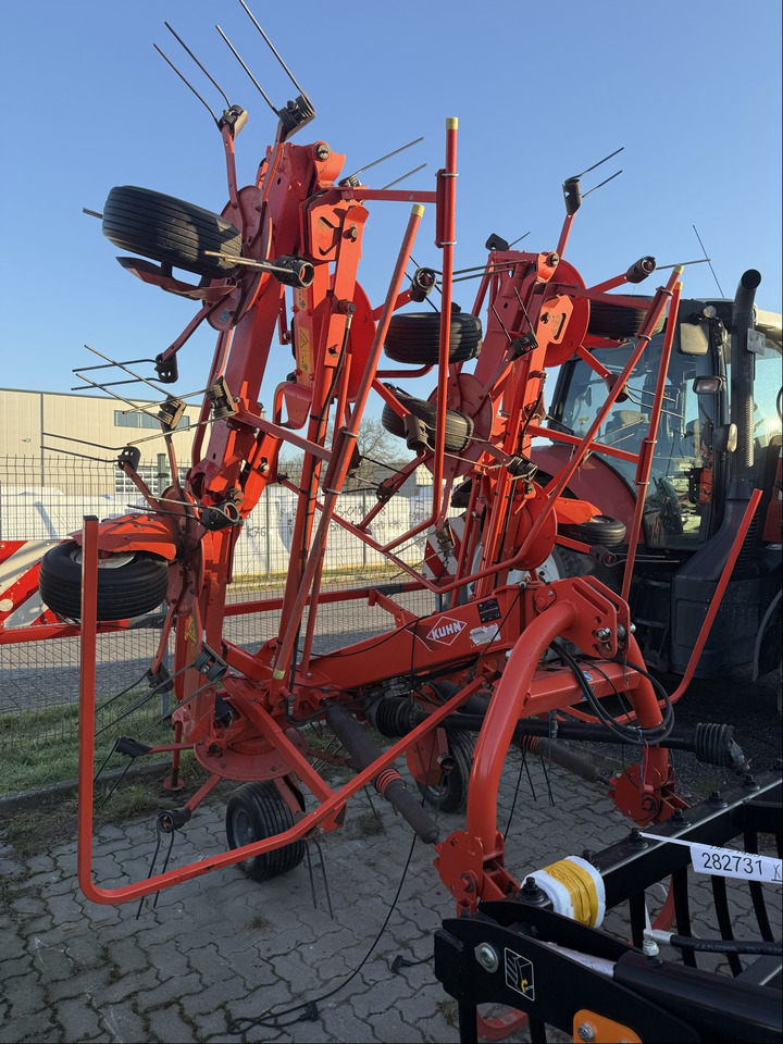 Kuhn Heuwender GF 8702 - نشارة الدريس/ شوكة جرف: صورة 1 Kuhn Heuwender GF 8702 - نشارة الدريس/ شوكة جرف: صورة 1