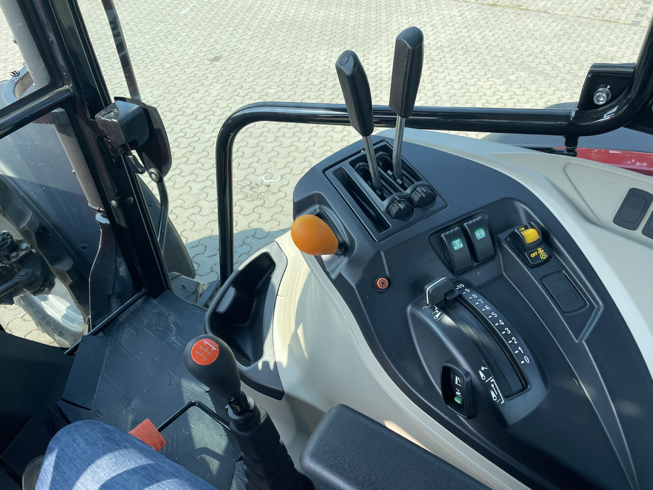 Massey Ferguson 5712M 4WD Cab Essential - جرار: صورة 3 Massey Ferguson 5712M 4WD Cab Essential - جرار: صورة 3