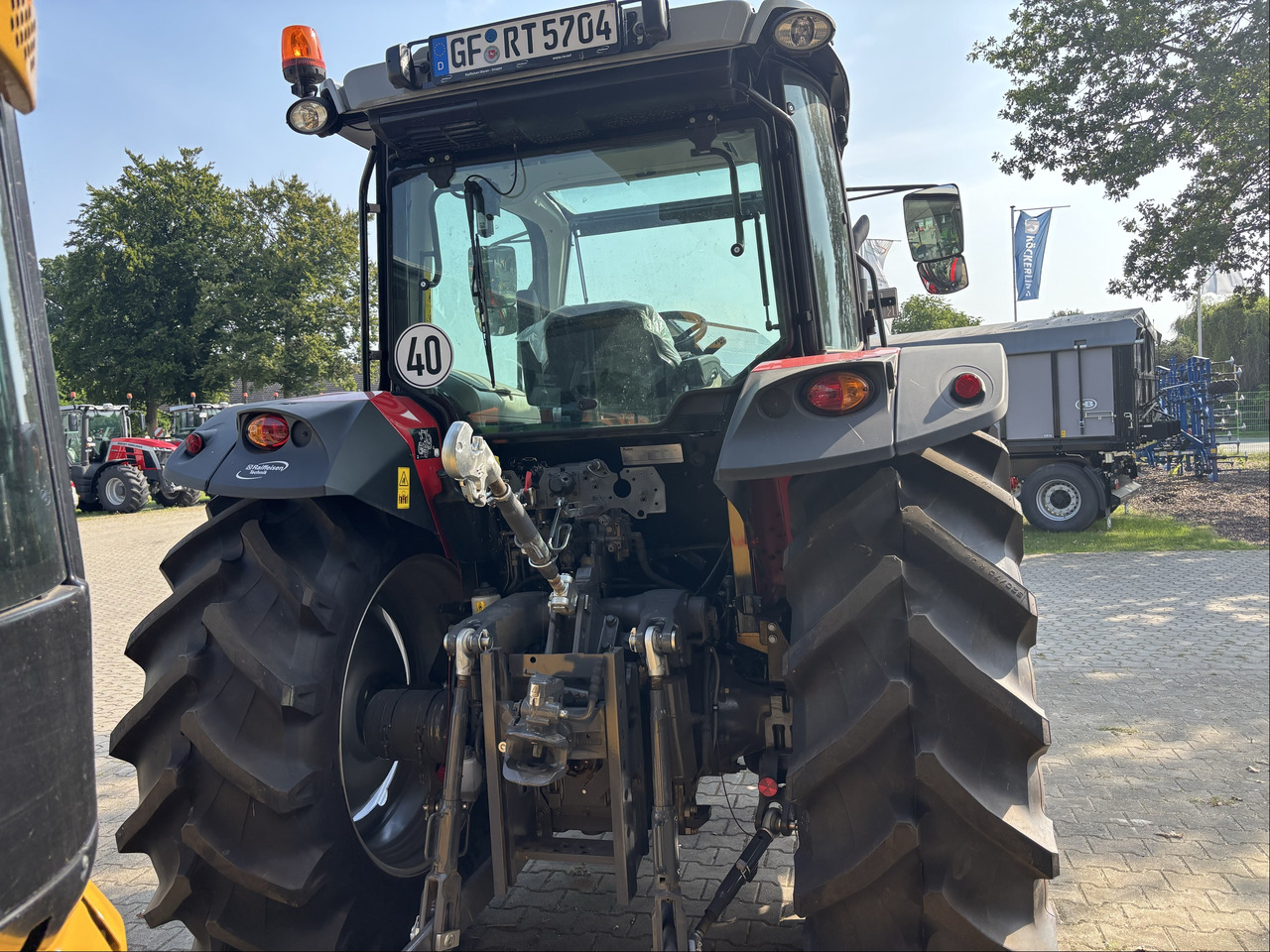 Massey Ferguson 5712M 4WD Cab Essential - جرار: صورة 4 Massey Ferguson 5712M 4WD Cab Essential - جرار: صورة 4