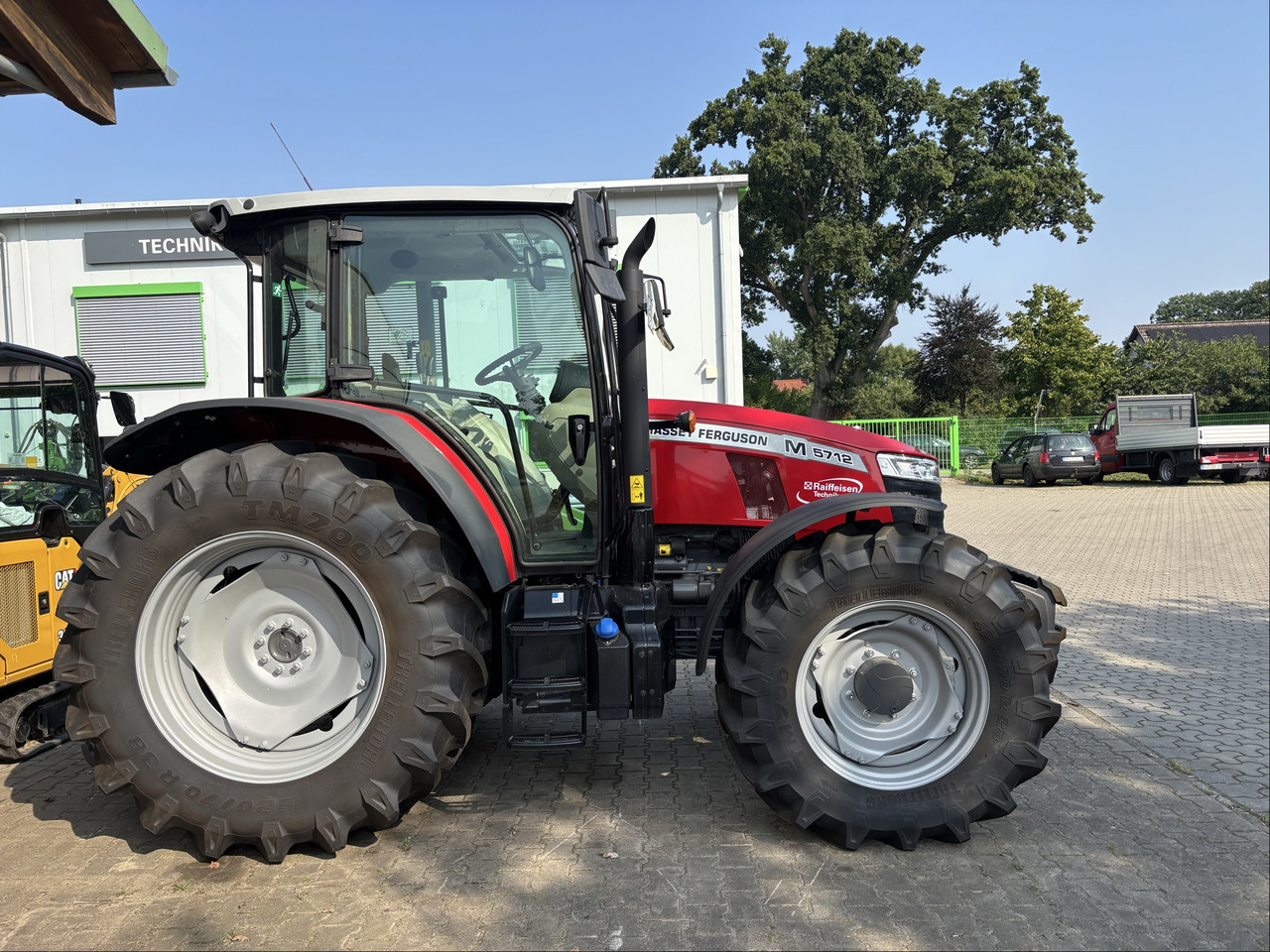 Massey Ferguson 5712M 4WD Cab Essential - جرار: صورة 1 Massey Ferguson 5712M 4WD Cab Essential - جرار: صورة 1