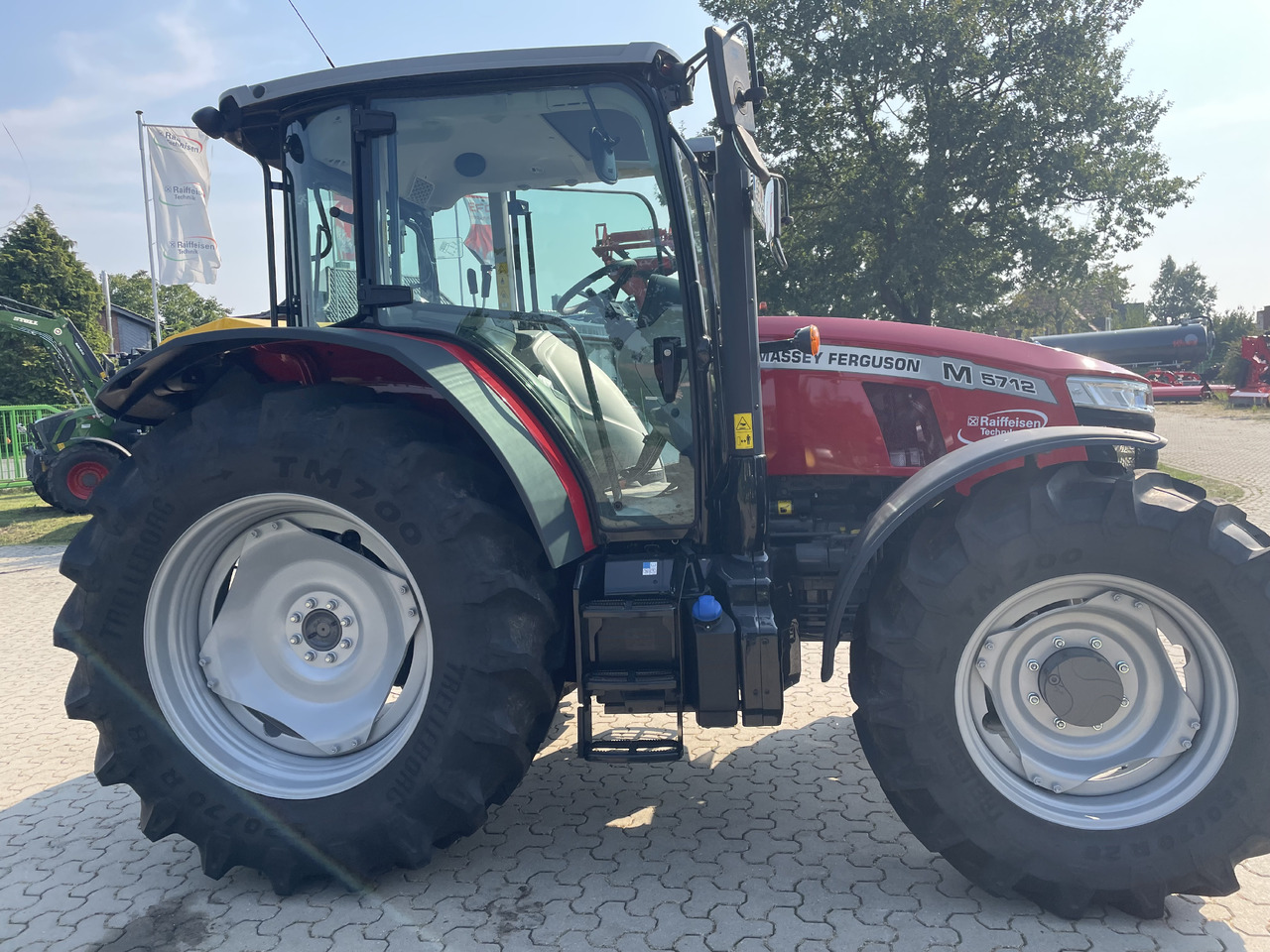 Massey Ferguson 5712M 4WD Cab Essential - جرار: صورة 1 Massey Ferguson 5712M 4WD Cab Essential - جرار: صورة 1