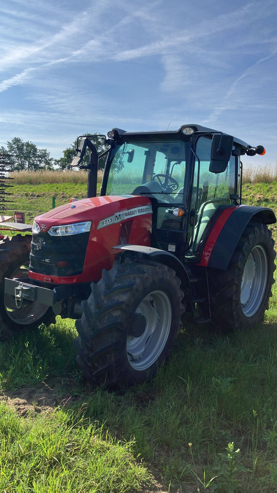 Massey Ferguson 5713M 4WD Cab Essential - جرار: صورة 1 Massey Ferguson 5713M 4WD Cab Essential - جرار: صورة 1