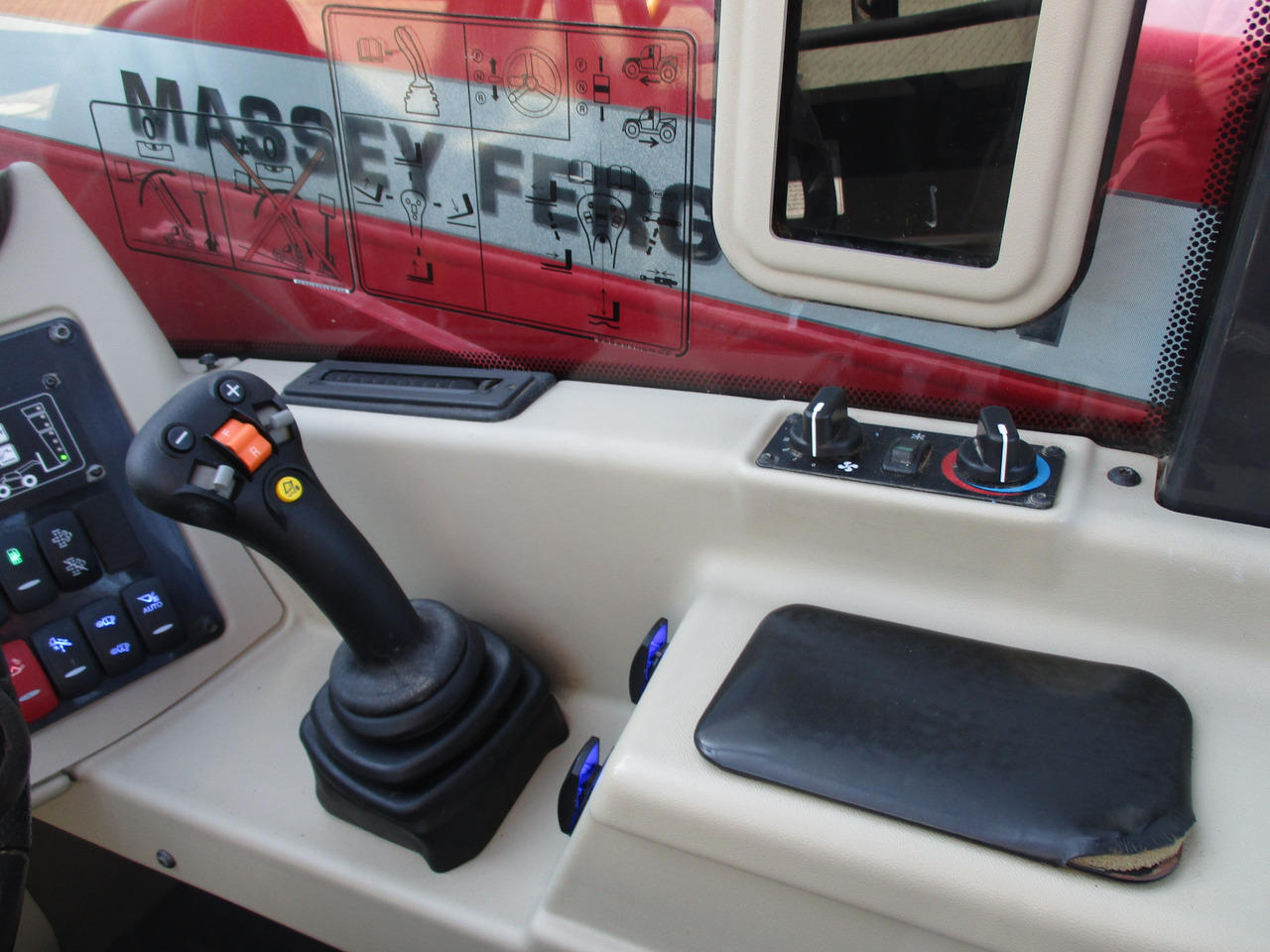 Massey Ferguson TH 7038 T4f - اللودر: صورة 5 Massey Ferguson TH 7038 T4f - اللودر: صورة 5