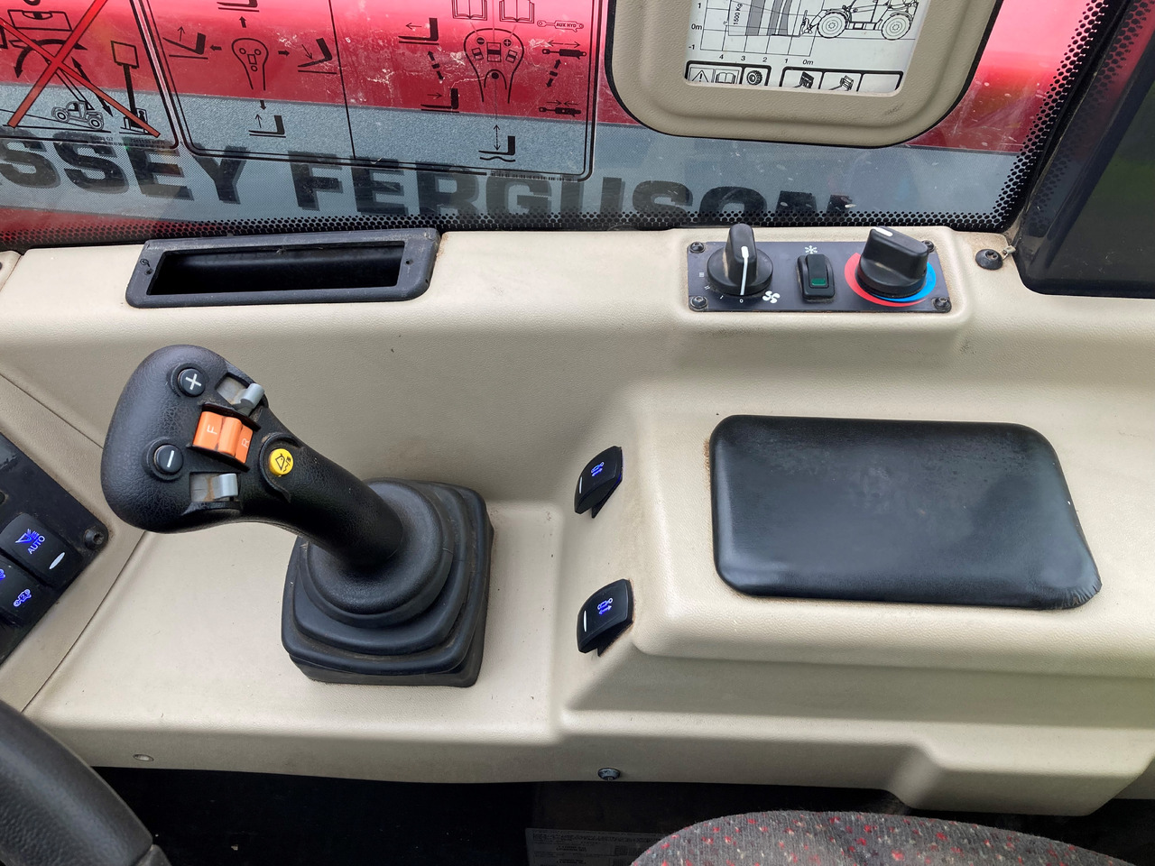 Massey Ferguson Telekoplader TH 7038 - آلة رفع ونقل تلسكوبية: صورة 3 Massey Ferguson Telekoplader TH 7038 - آلة رفع ونقل تلسكوبية: صورة 3