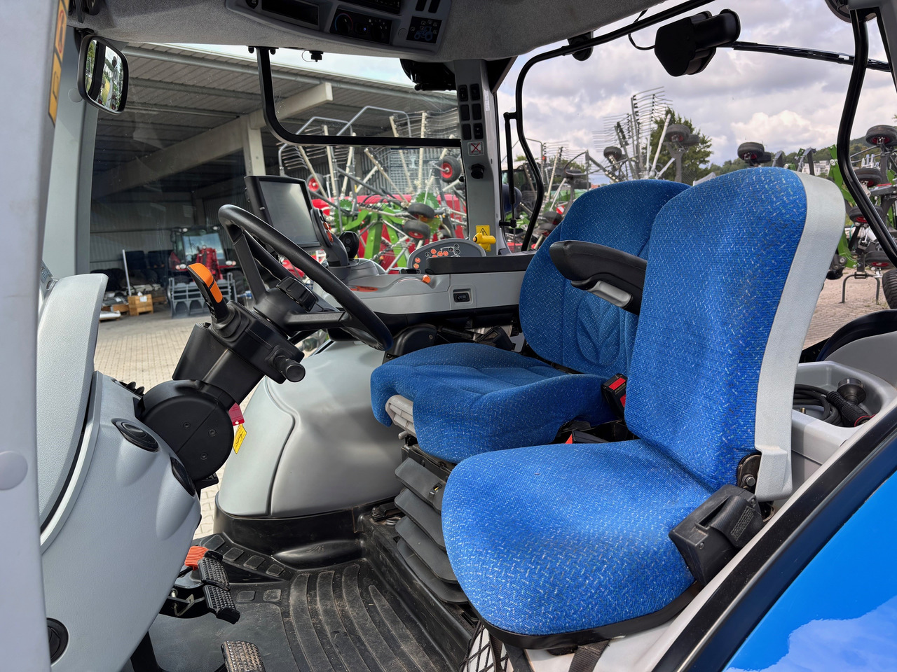 New Holland T6.140 Auto Command - جرار: صورة 4 New Holland T6.140 Auto Command - جرار: صورة 4