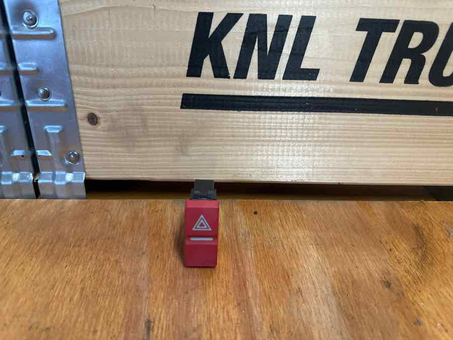 MAN SWITCH 81.25525-0215 - النظام الكهربائي - شاحنة: صورة 1 MAN SWITCH 81.25525-0215 - النظام الكهربائي - شاحنة: صورة 1
