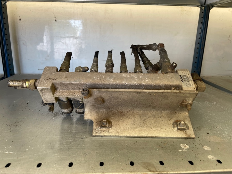 NEW HOLLAND VALVES KPM TYPE: 8KWE5A-30/G24WR-825A - صمام الفرامل - شاحنة: صورة 1 NEW HOLLAND VALVES KPM TYPE: 8KWE5A-30/G24WR-825A - صمام الفرامل - شاحنة: صورة 1