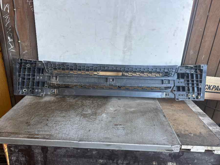SCANIA LOWER GRILL - هيكل السيارة الخارجية - شاحنة: صورة 1 SCANIA LOWER GRILL - هيكل السيارة الخارجية - شاحنة: صورة 1