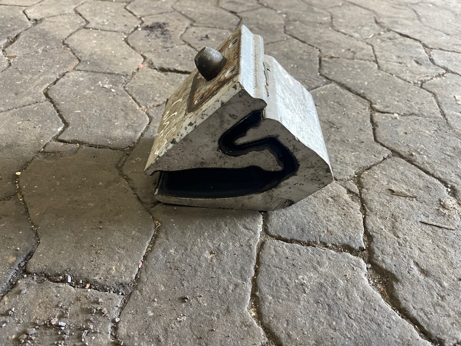 SCANIA VIBRATION DAMPER, ENGINE SUSPENSION - نظام التعليق - شاحنة: صورة 1 SCANIA VIBRATION DAMPER, ENGINE SUSPENSION - نظام التعليق - شاحنة: صورة 1