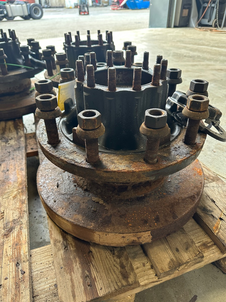 VOLVO REAR AXLE HUBS 22037077 - محور - شاحنة: صورة 1 VOLVO REAR AXLE HUBS 22037077 - محور - شاحنة: صورة 1