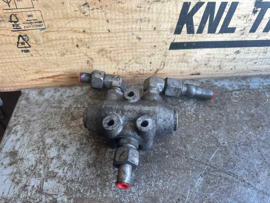 VOLVO STEERING VALVE 20757513 - صمام الفرامل - شاحنة: صورة 1 VOLVO STEERING VALVE 20757513 - صمام الفرامل - شاحنة: صورة 1
