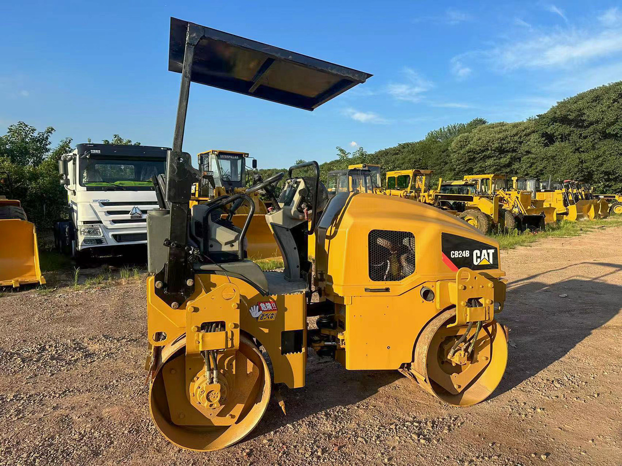 CATERPILLAR CB24B - مدحلة: صورة 4 CATERPILLAR CB24B - مدحلة: صورة 4