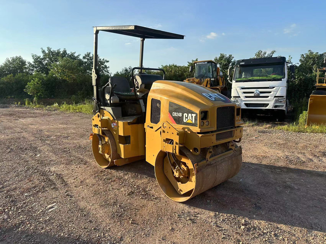 CATERPILLAR CB24B - مدحلة: صورة 2 CATERPILLAR CB24B - مدحلة: صورة 2