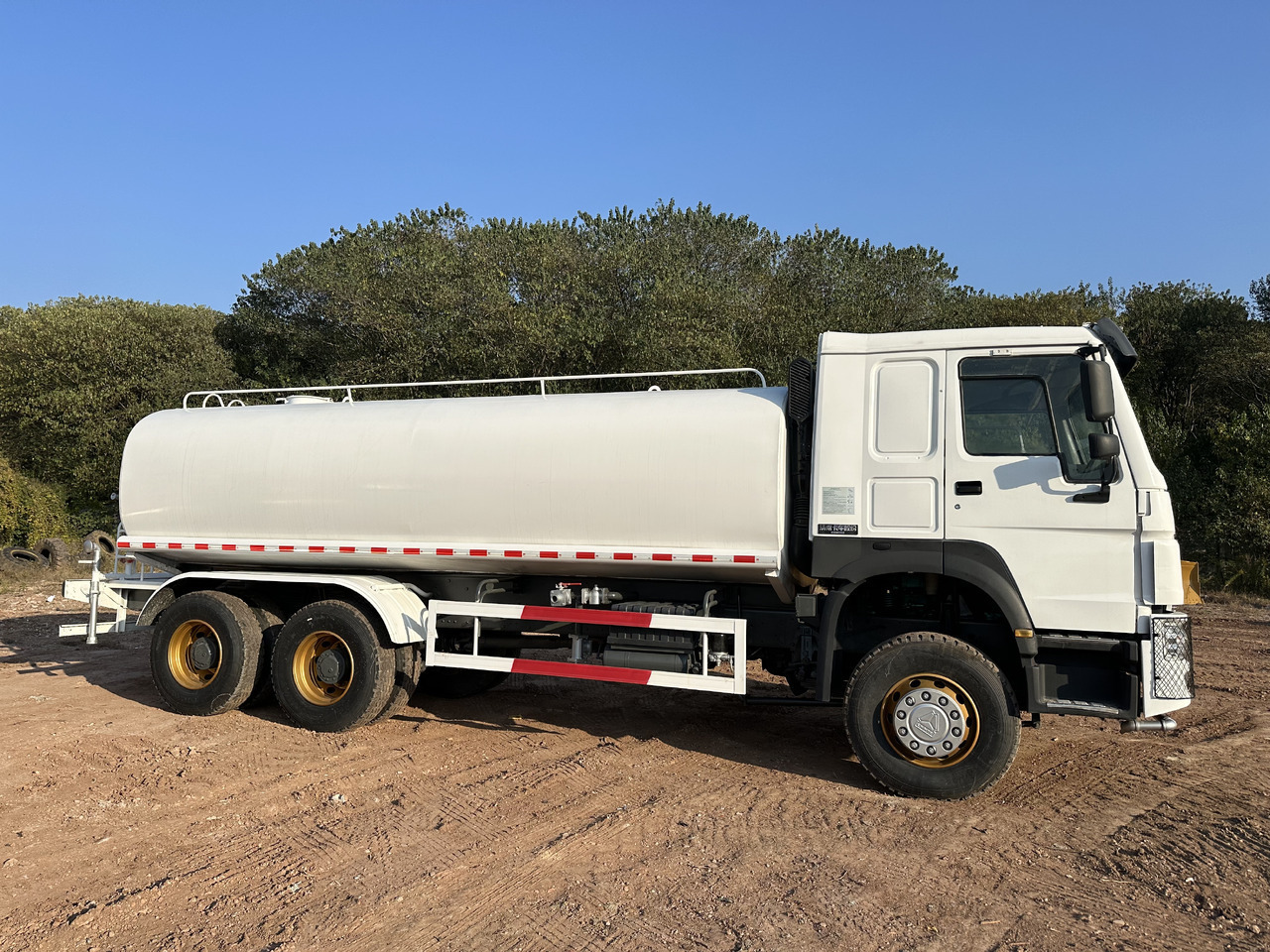 SINOTRUK HOWO 371 Water Tanker Truck - شاحنة صهريج: صورة 4 SINOTRUK HOWO 371 Water Tanker Truck - شاحنة صهريج: صورة 4