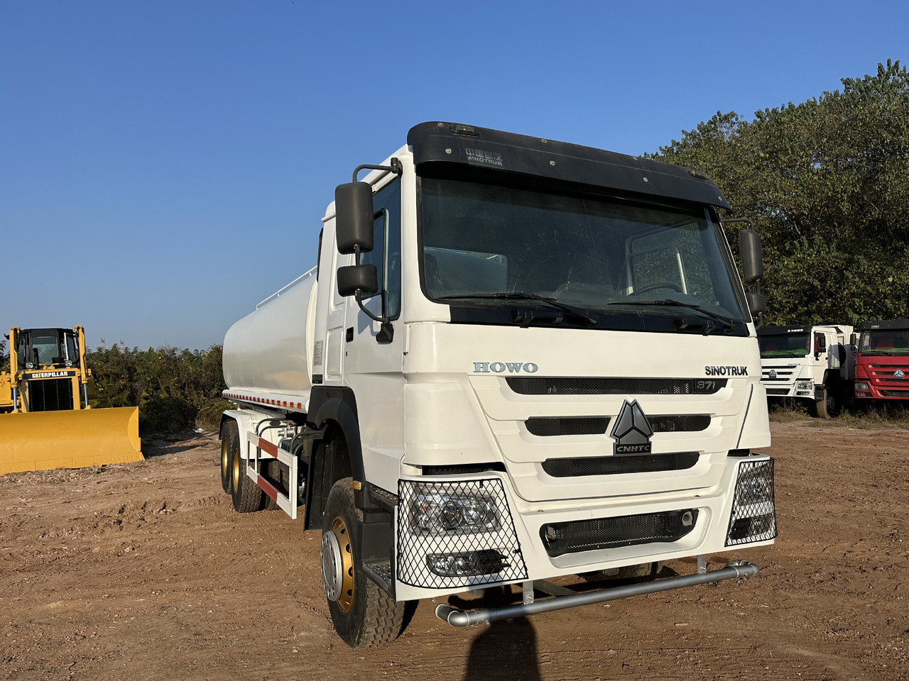 SINOTRUK HOWO 371 Water Tanker Truck - شاحنة صهريج: صورة 4 SINOTRUK HOWO 371 Water Tanker Truck - شاحنة صهريج: صورة 4