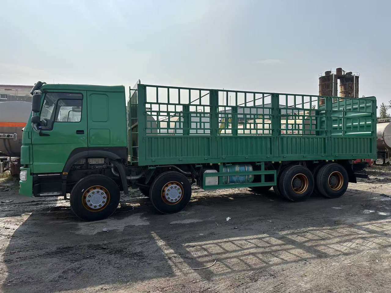 SINOTRUK HOWO 420hp 8x4 fence truck - شاحنات مسطحة: صورة 3 SINOTRUK HOWO 420hp 8x4 fence truck - شاحنات مسطحة: صورة 3