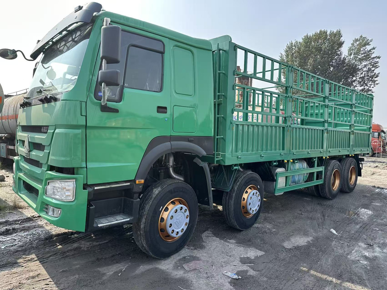 SINOTRUK HOWO 420hp 8x4 fence truck - شاحنات مسطحة: صورة 1 SINOTRUK HOWO 420hp 8x4 fence truck - شاحنات مسطحة: صورة 1