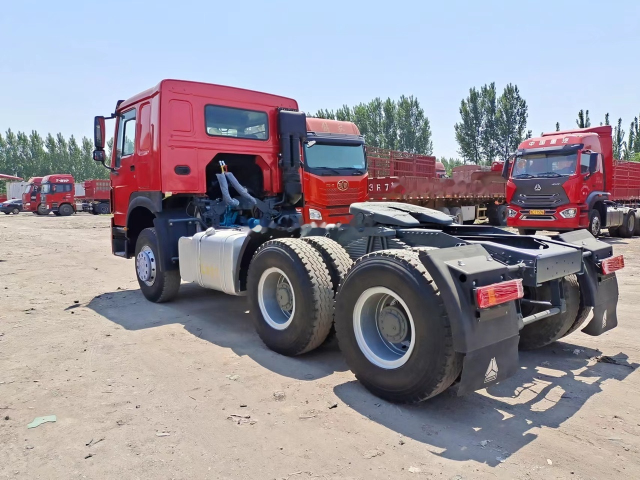 SINOTRUK Howo tractor unit 420hp - رأس تريلا: صورة 3 SINOTRUK Howo tractor unit 420hp - رأس تريلا: صورة 3