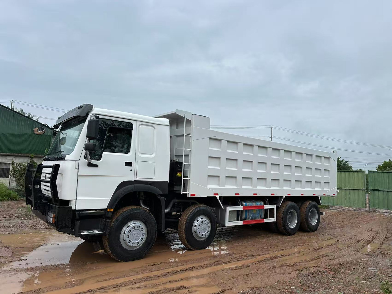 Sinotruk HOWO 371hp 8x4 tipper truck - شاحنة قلاب: صورة 4 Sinotruk HOWO 371hp 8x4 tipper truck - شاحنة قلاب: صورة 4