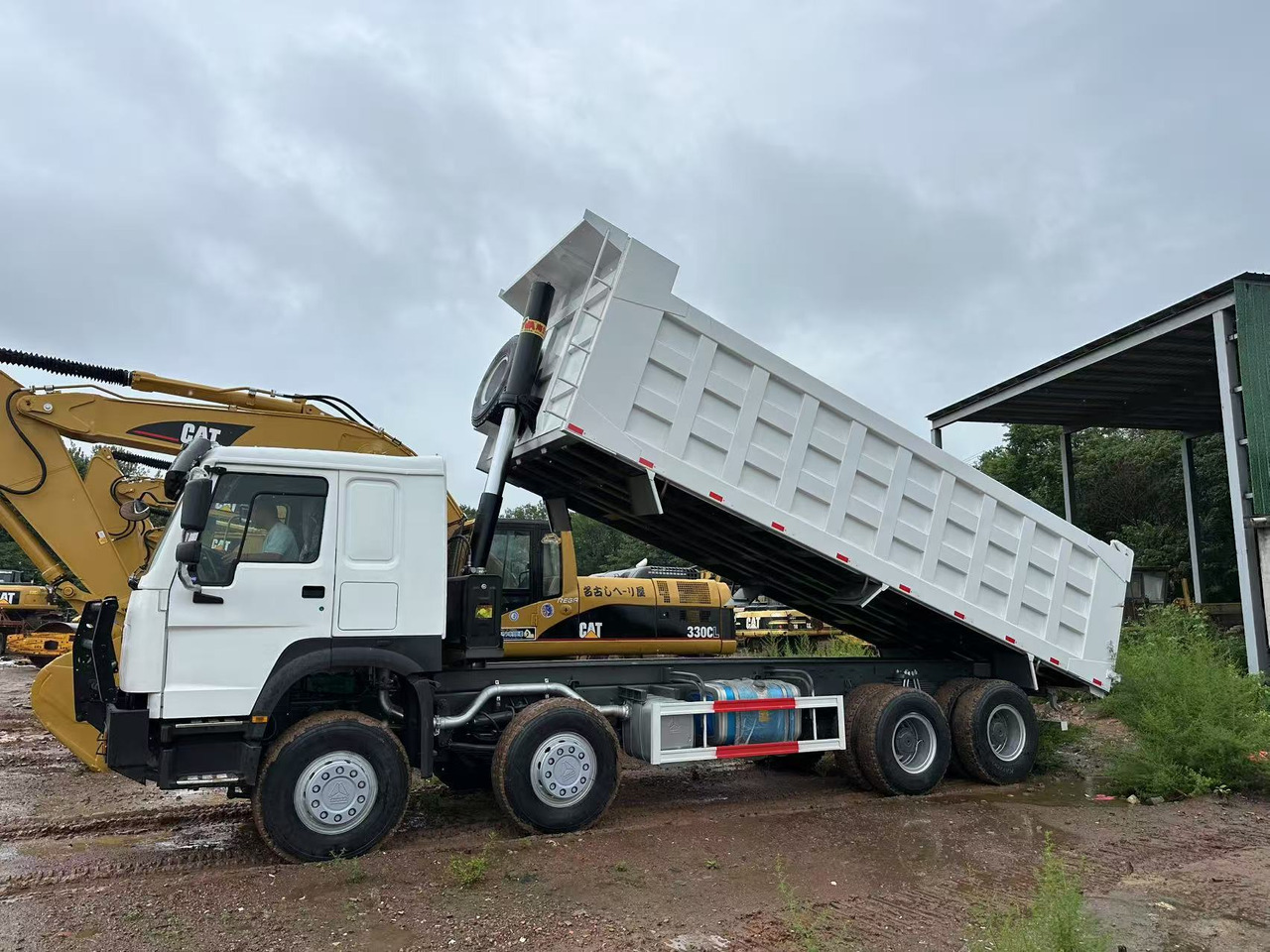 Sinotruk HOWO 371hp 8x4 tipper truck - شاحنة قلاب: صورة 2 Sinotruk HOWO 371hp 8x4 tipper truck - شاحنة قلاب: صورة 2