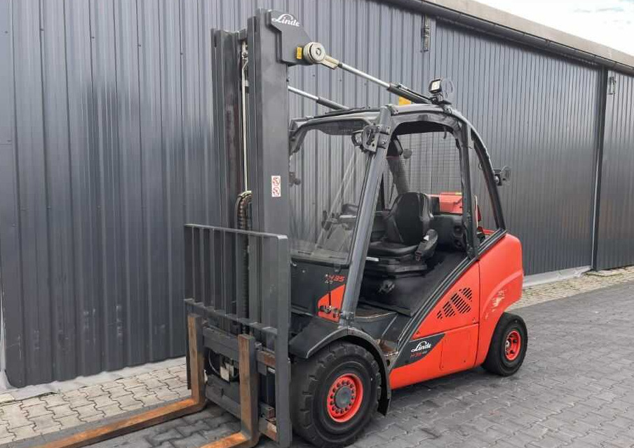 Linde H35T-02 - رافعة شوكية تعمل بالغاز: صورة 1 Linde H35T-02 - رافعة شوكية تعمل بالغاز: صورة 1