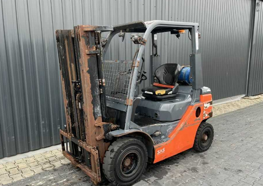 Toyota 8FGF20 - رافعة شوكية تعمل بالغاز: صورة 1 Toyota 8FGF20 - رافعة شوكية تعمل بالغاز: صورة 1