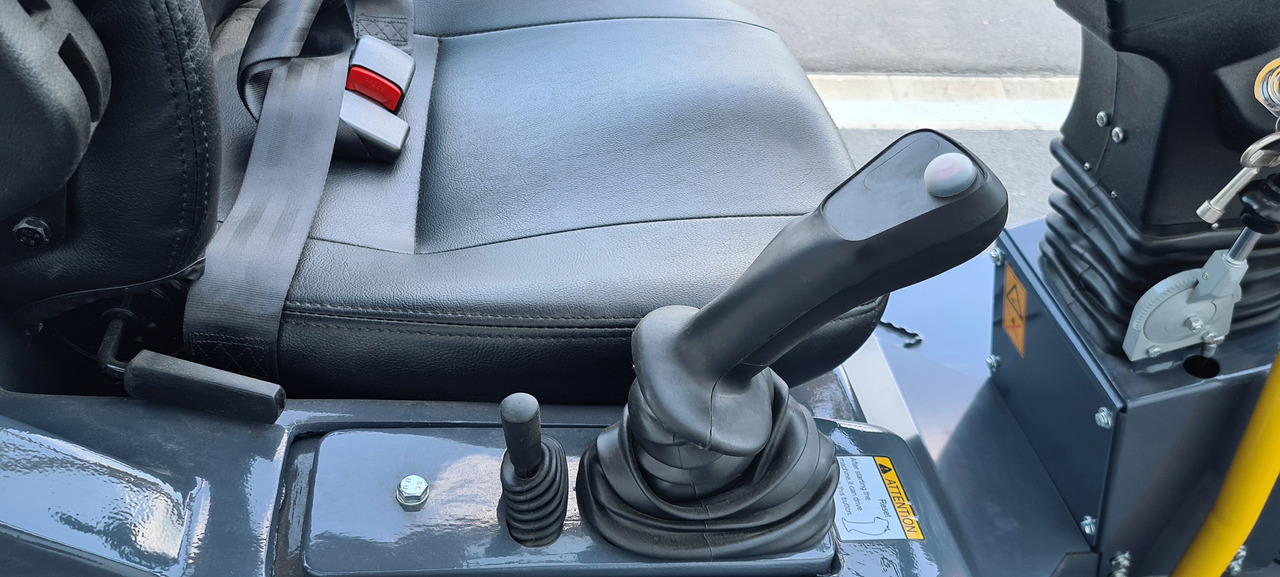 Eurotrac W10 Radlader Hoflader - لودر مفصلي صغير: صورة 5 Eurotrac W10 Radlader Hoflader - لودر مفصلي صغير: صورة 5