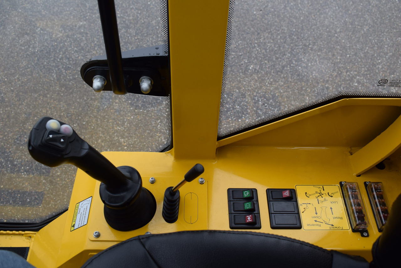 Eurotrac W13 Radlader Hoflader - لودر مفصلي صغير: صورة 5 Eurotrac W13 Radlader Hoflader - لودر مفصلي صغير: صورة 5