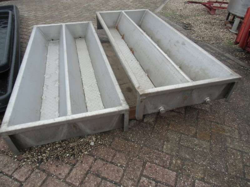 Nr. 3060 RVS doorloopbakken - معدات الماشية: صورة 1 Nr. 3060 RVS doorloopbakken - معدات الماشية: صورة 1