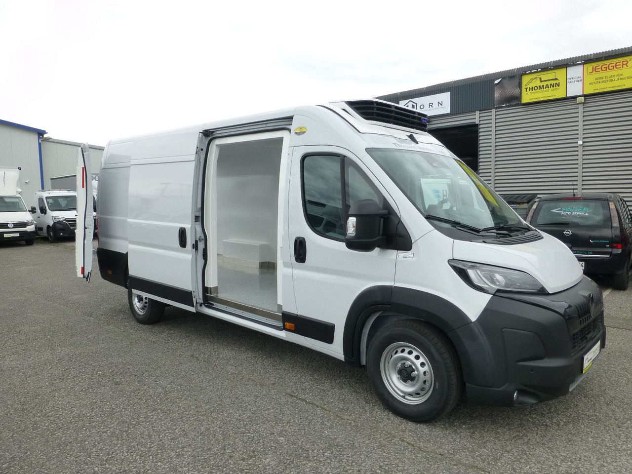 Peugeot Boxer Kühlkastenwagen Carrier Xarios 300 GH Navi - شاحنة توصيل مبردة: صورة 1 Peugeot Boxer Kühlkastenwagen Carrier Xarios 300 GH Navi - شاحنة توصيل مبردة: صورة 1