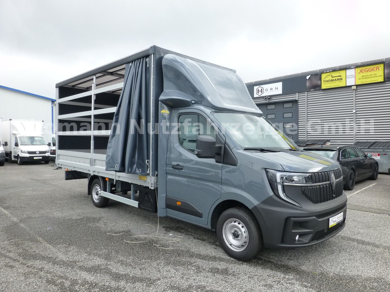 Renault NEW Master Pritsche Plane Premium 2025 - شاحنة مغلقة بستائر جانبية: صورة 1 Renault NEW Master Pritsche Plane Premium 2025 - شاحنة مغلقة بستائر جانبية: صورة 1