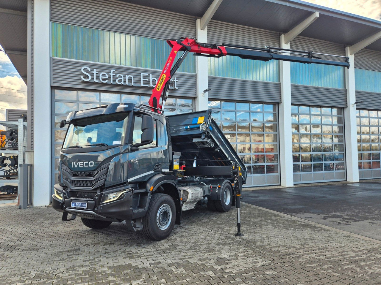 Iveco AD200X46/P HR OFF Palfinger PK 12.501 Funk AHK - شاحنة قلاب, شاحنة كرين: صورة 1 Iveco AD200X46/P HR OFF Palfinger PK 12.501 Funk AHK - شاحنة قلاب, شاحنة كرين: صورة 1