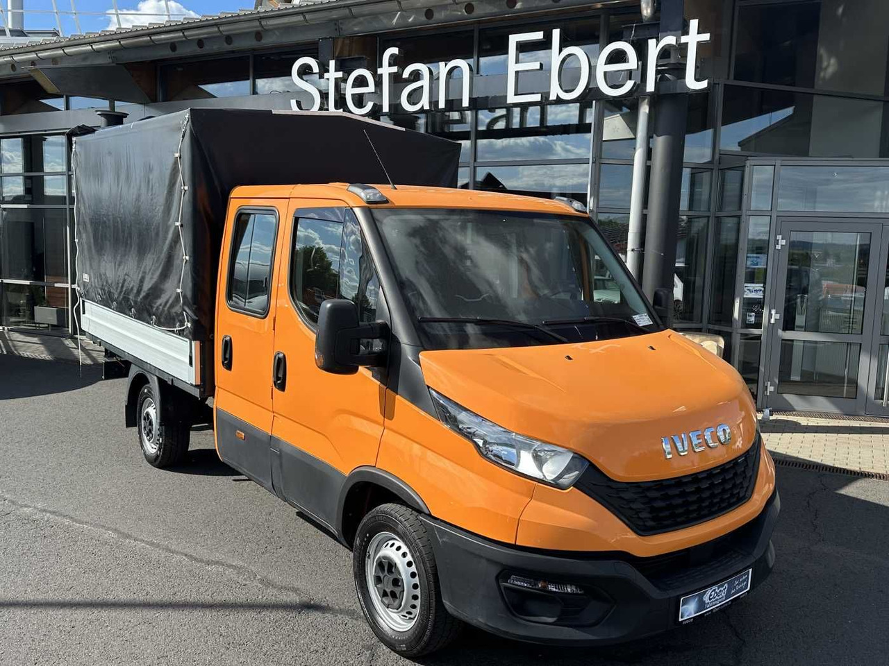 Iveco Daily 35S14 Pritsche+Plane *AHK*Ladekran*7-Sitze - شاحنة مغلقة بستائر جانبية: صورة 1 Iveco Daily 35S14 Pritsche+Plane *AHK*Ladekran*7-Sitze - شاحنة مغلقة بستائر جانبية: صورة 1