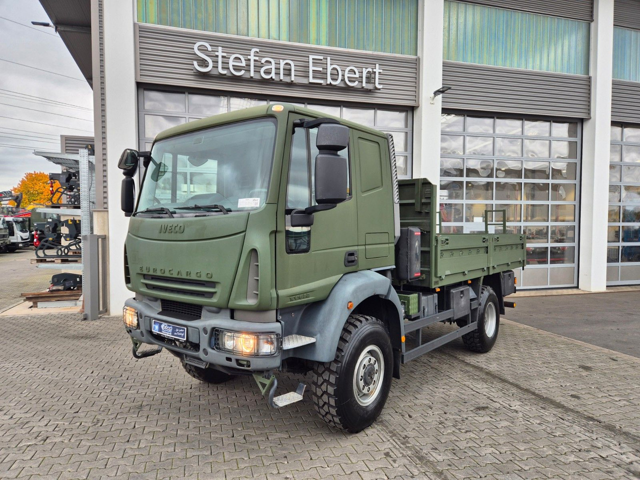 Iveco Eurocargo ML100E22WM-BW 4x4 Pritsche L-Haus Bett - شاحنات مسطحة: صورة 1 Iveco Eurocargo ML100E22WM-BW 4x4 Pritsche L-Haus Bett - شاحنات مسطحة: صورة 1