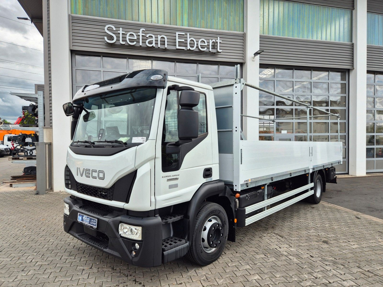 Iveco Eurocargo ML140E28/P Gerüstbau 3 Sitze AHK Klima - شاحنات مسطحة: صورة 1 Iveco Eurocargo ML140E28/P Gerüstbau 3 Sitze AHK Klima - شاحنات مسطحة: صورة 1