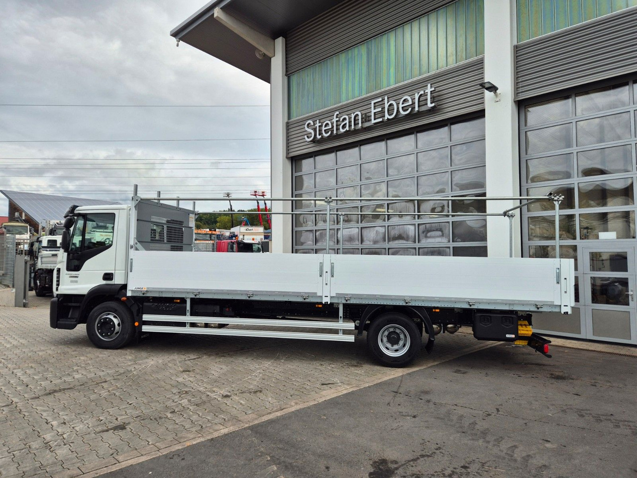 Iveco Eurocargo ML140E28/P Gerüstbau 3 Sitze AHK Klima - شاحنات مسطحة: صورة 5 Iveco Eurocargo ML140E28/P Gerüstbau 3 Sitze AHK Klima - شاحنات مسطحة: صورة 5