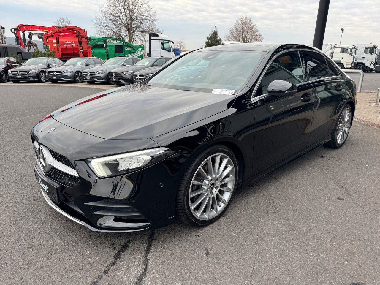 Mercedes-Benz A 200 AMG 19"+Ambiente+R-Kamera+Pano+LED+MBUX - سيدان: صورة 2 Mercedes-Benz A 200 AMG 19"+Ambiente+R-Kamera+Pano+LED+MBUX - سيدان: صورة 2