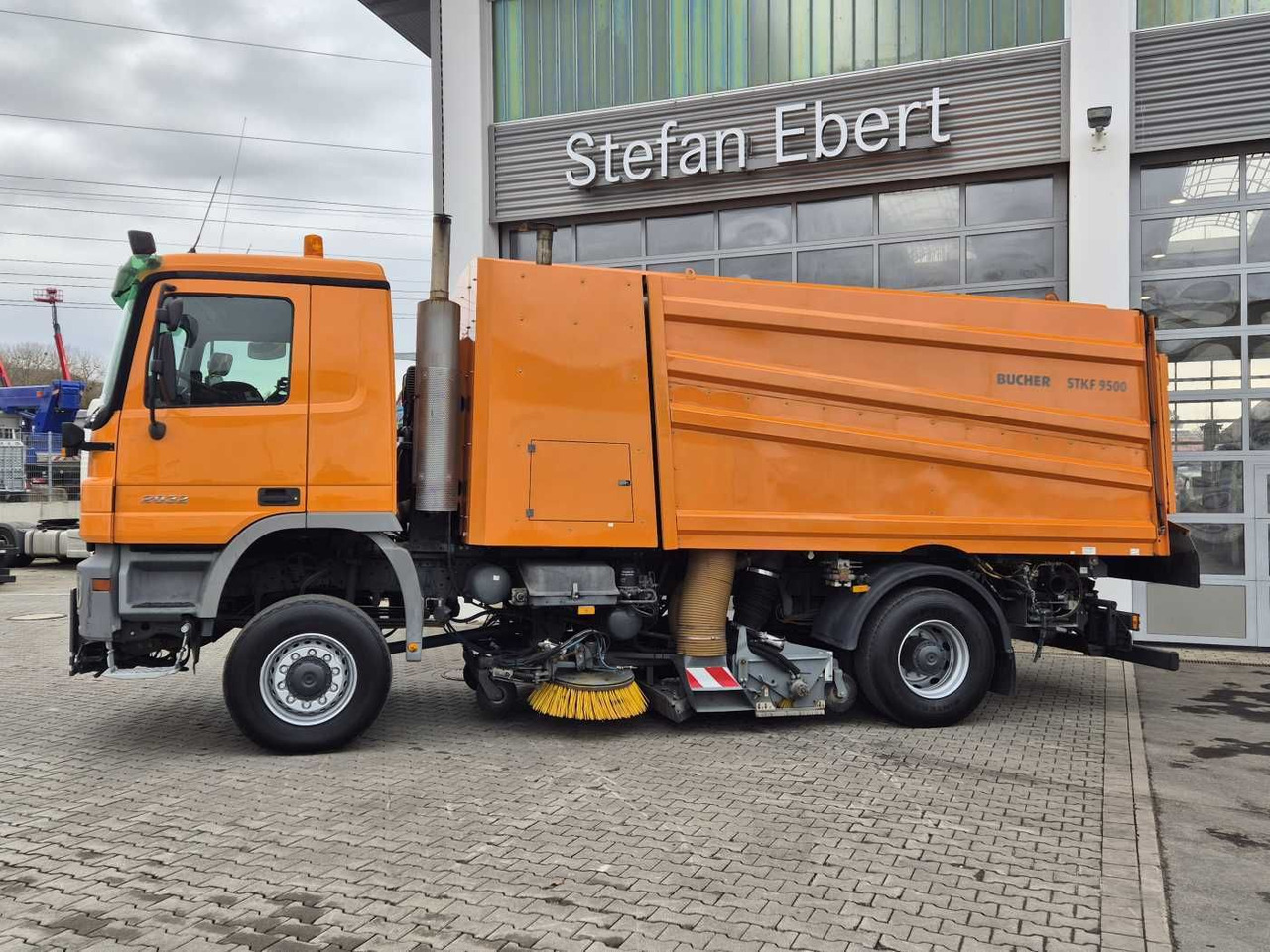 Mercedes-Benz Actros 2032 A 4x4 Bucher STKF 9500 Airport 30x - سياره كنس شوارع: صورة 5 Mercedes-Benz Actros 2032 A 4x4 Bucher STKF 9500 Airport 30x - سياره كنس شوارع: صورة 5