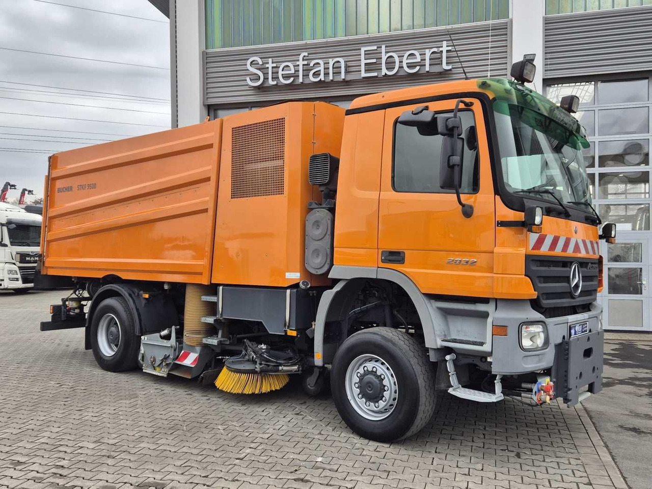 Mercedes-Benz Actros 2032 A 4x4 Bucher STKF 9500 Airport 30x - سياره كنس شوارع: صورة 4 Mercedes-Benz Actros 2032 A 4x4 Bucher STKF 9500 Airport 30x - سياره كنس شوارع: صورة 4