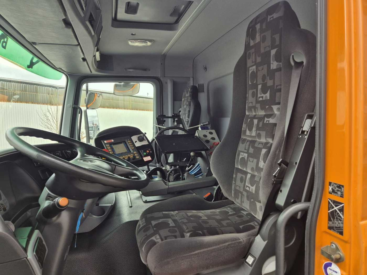 سياره كنس شوارع Mercedes-Benz Actros 2032 A 4x4 Bucher STKF 9500 Airport 30x: صورة 10