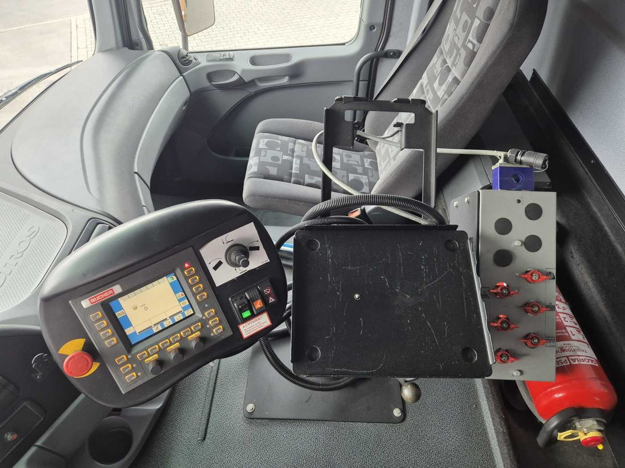 سياره كنس شوارع Mercedes-Benz Actros 2032 A 4x4 Bucher STKF 9500 Airport 30x: صورة 11